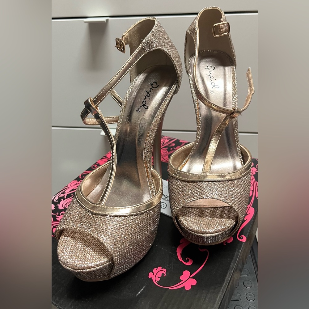✨✨✨ Platform Heels✨✨✨
